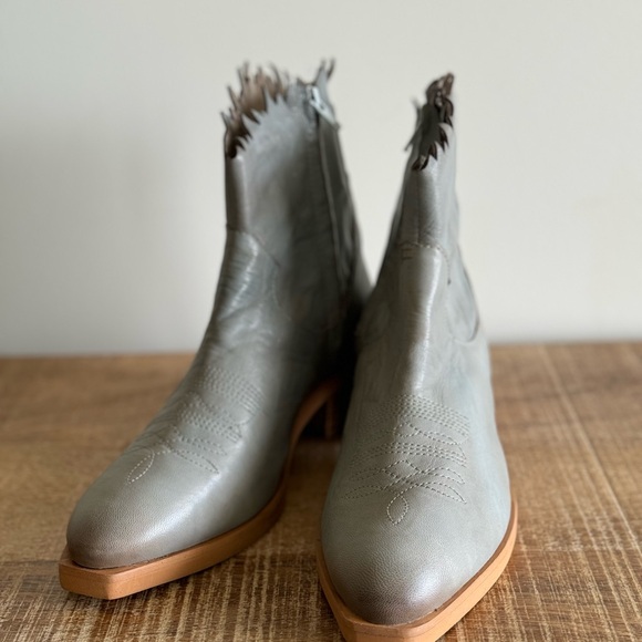 Roan Leather Boots - Picture 3 of 9